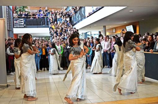 Eine besondere Pause: Die indischen Schülerinnen führen den traditionellen Tanz „Thiruvathirakali“ auf. Foto:  