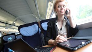 Viele Beschäftigte nutzen lange Bahnfahrten etwa um zu telefonieren und E-Mails zu bearbeiten. Foto: dpa