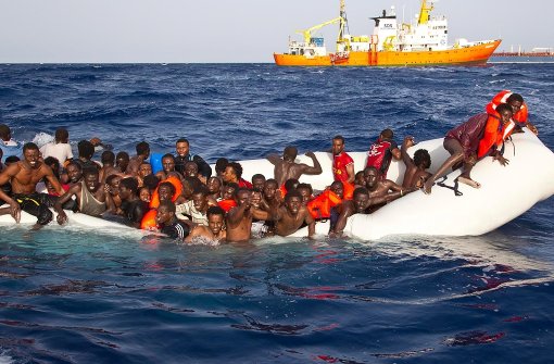 Immer wieder kommen völlig überfüllte Boote mit Flüchtlingen, wie dieses im April 2016, vor der Insel Lampedusa an. Foto: dpa