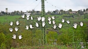 Die Gipshände, die im Workshop mit der Künstlerin Judith Wenzelmann entstanden sind, winken jetzt den Besuchern des Stadtstrands zu. Foto: Horst Rudel