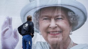Queen Elizabeth II. kommt nach Deutschland - auch in echt. Foto: dpa