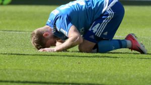 Aaron Hunt am Boden: Mit seinem HSV bot der Angreifer in Augsburg eine indiskutable Leistung. Foto: dpa