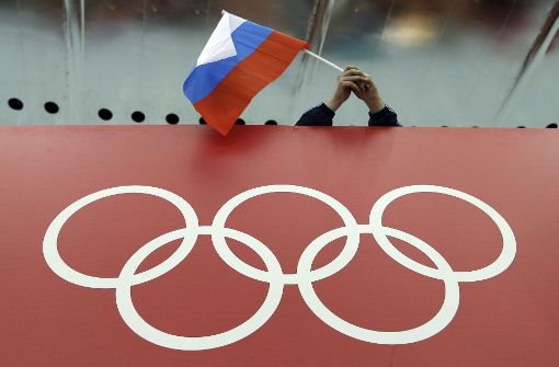 Ein russischer Fan hält die Fahne bei Olympia hoch – jetzt kam heraus, dass der Doping-Skandal größer ist, als bisher gedacht. Foto: AP