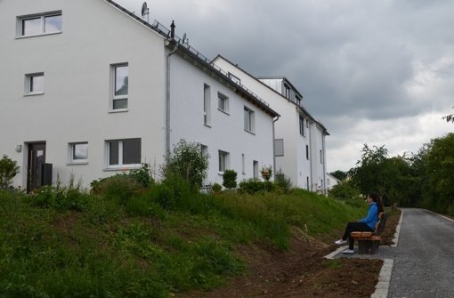 Wer auf dieser Bank sitzt, blickt direkt auf die Häuser der nördlichen Honigwiesenstraße – in diesem Fall auch noch auf eine Böschung. Foto: Sandra Hintermayr