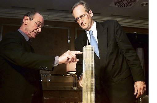 Architekt Schweger, OB Schuster (rechts) im Jahr 2001 mit dem Turm-Modell Foto: Kraufmann