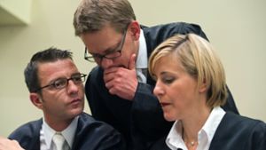 Die Anwälte der Angeklagten Beate Zschäpe (von links): Wolfgang Stahl, Wolfgang Heer und Anja Sturm haben eine Entlassung aus dem NSU-Prozess beantragt. Foto: dpa