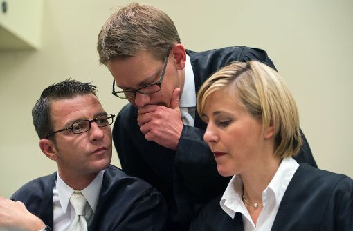 Die Anwälte der Angeklagten Beate Zschäpe (von links): Wolfgang Stahl, Wolfgang Heer und Anja Sturm haben eine Entlassung aus dem NSU-Prozess beantragt. Foto: dpa
