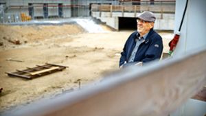 Gerhard Schramm auf der Baustelle, das Mehrgenerationenhaus soll  Ende 2020 stehen. Foto: Gottfried Stoppel