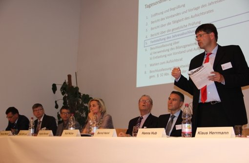 Hanns Hub (rechts), der Vorstandsvorsitzdne der Baugenossenschaft Zuffenhausen, blickte auf das Geschäftsjahr 2013 zurück. Foto: Bernd Zeyer