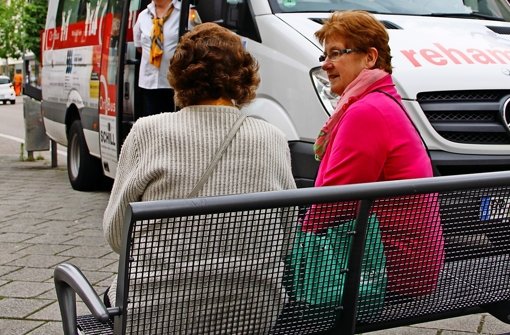 Die Fahrerin Anette Röckle (hinten) sammelt mit dem Ortsbus  am Löwen-Markt Fahrgäste  ein. Jeden Werktag fährt sie mindestens vier Mal die Weilimdorfer Linie. Foto: Martin Braun