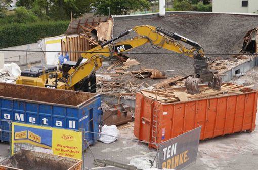 Schluss mit Supermarkt: Ein Bagger hat das Netto-Gebäude in Stuttgart-Untertürkheim abgerissen. Foto: Fotoagentur-Stuttgart/Andreas Rosar