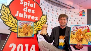 Spielerfinder Steffen Bogen aus Konstanz freut sich über die Auszeichnung Spiel des Jahres 2014 für sein Spiel Camel up in Berlin. Foto: dpa