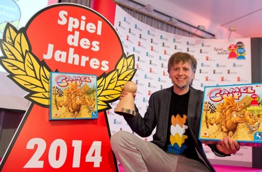 Spielerfinder Steffen Bogen aus Konstanz freut sich über die Auszeichnung Spiel des Jahres 2014 für sein Spiel Camel up in Berlin. Foto: dpa