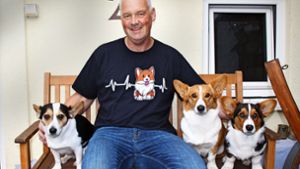 Markus Dieterich liebt seine Corgis –  sie seien intelligente Gute-Laune-Hunde und obendrein auch noch verkuschelt. Foto: Caroline Holowiecki