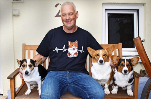 Markus Dieterich liebt seine Corgis –  sie seien intelligente Gute-Laune-Hunde und obendrein auch noch verkuschelt. Foto: Caroline Holowiecki