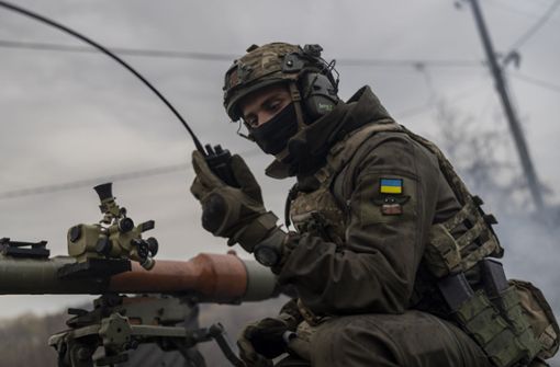 Ukrainischer Soldat an der Front – Journalisten sind hier ausgeschlossen. (Archivbild) Foto: Bernat Armangue/AP/dpa/Bernat Armangue