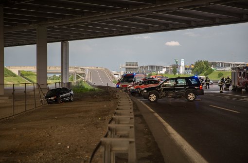 Ein schwerer Verkehrsunfall hat sich am Samstagabend auf der A8 bei der Landesmesse zugetragen. Foto: 7aktuell.de/Heckel