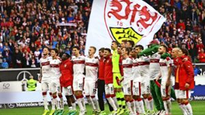 Die Fans und die Mannschaft stehen beim VfB Stuttgart zusammen. Gemeinsam wird der Erfolg gegen Aue gefeiert. Foto: Baumann