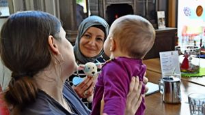 Wellcome-Mitarbeiterin Rabiye Sönmez mit einer Mutter, die mit ihrem Kind die Wellcome-Hilfe genutzt hat Foto: Georg Linsenmann