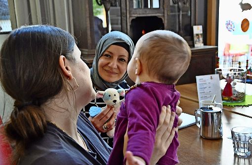 Wellcome-Mitarbeiterin Rabiye Sönmez mit einer Mutter, die mit ihrem Kind die Wellcome-Hilfe genutzt hat Foto: Georg Linsenmann