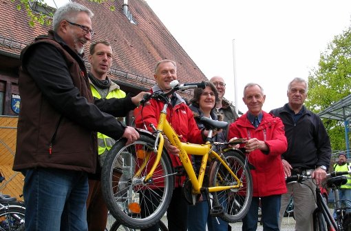 Zufriedenheit trotz schlechtem Wetter: Die Organisatoren des Fahrrad-Flohmarktes vor der Zehntscheuer. Foto: Susanne Müller-Baji