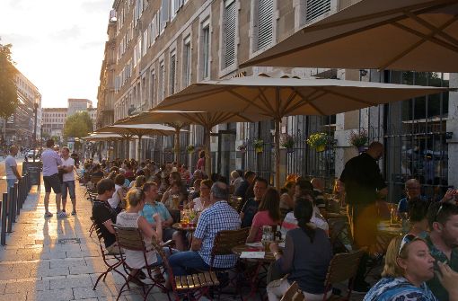 In zahlreichen Bars mit Außengastronomie können die Stuttgarter die heißen Sommerabende ausklingen lassen. Foto: Lichtgut - Oliver Willikonsky