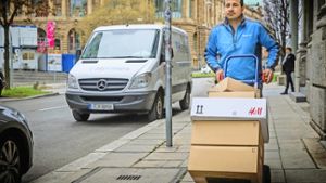Fatih Antesci ist Paketfahrer und  hier in der Nähe vom Haus der Wirtschaft beim Ausliefern bestellter Waren unterwegs Foto: Lichtgut/Achim Zweygarth