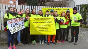 Achtklässler des Königin-Charlotte-Gymnasiums (KCG) haben Unterschriften am Rand des Möhringer Wochenmarkts gesammelt. Foto: z/Sören Hoppner