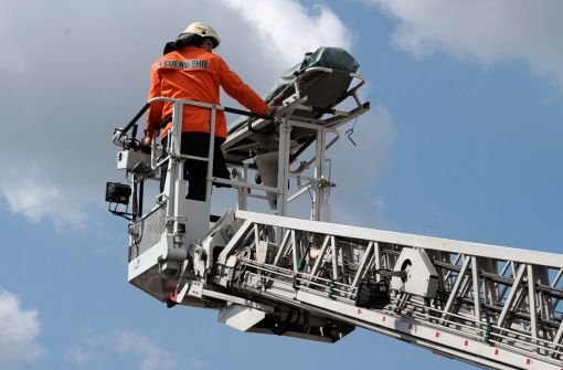 Zu einem Dachstuhlbrand muss die Feuerwehr am Montagmittag in Weilheim an der Teck  ausrücken. Foto: dpa (Symbolbild)