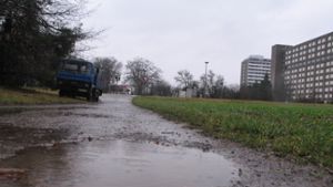 Regengüsse waschen immer wieder Riesenpfützen in den Ilse-Beate-Jäkel-Weg. Das soll sich nun ändern, die Kosten für den Asphalt schätzt die Stadt auf eine Viertelmillion Euro. Foto: Archiv Sägesser