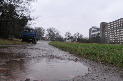 Regengüsse waschen immer wieder Riesenpfützen in den Ilse-Beate-Jäkel-Weg. Das soll sich nun ändern, die Kosten für den Asphalt schätzt die Stadt auf eine Viertelmillion Euro. Foto: Archiv Sägesser