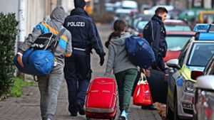Abgelehnte Migranten sollen in Zukunft einfacher abgeschoben werden. Foto: dpa