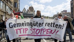 In Stuttgart und ganz Deutschland sind Menschen gegen TTIP auf die Straße gegangen. Foto: dpa
