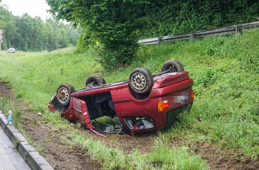 Bei einem Unfall in Plochingen hat ein 21-jähriger Polo-Fahrer die Kontrolle über sein Fahrzeug verloren. Foto: SDMG