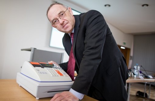 NRW-Finanzminister Norbert Walter-Borjans (SPD) prangert Steuerbetrug mit manipulierten Registrierkassen an. Foto: dpa