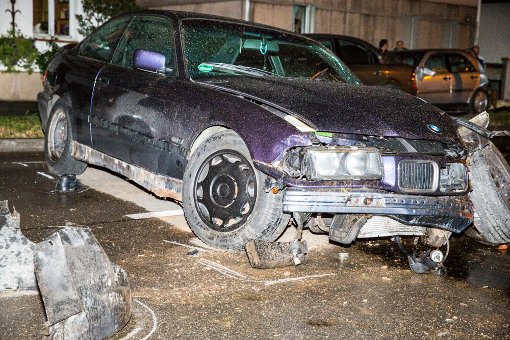 Ein 21-Jähriger hat am Donnerstagabend mit seinem BMW 3er einen schweren Unfall verursacht. Foto: Benjamin Beytekin