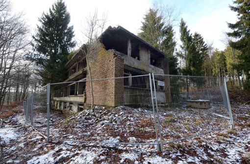 Die bewegte Geschichte einer Bauruine mitten im Wald in der Eifel: Das „Adenauer-Haus“. Foto: dpa