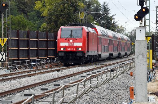 Nach gut sieben Wochen Sperrung ist der Zugverkehr auf der wichtigen Rheintalbahn-Strecke zwischen Rastatt und Baden-Baden wieder angelaufen. Foto: dpa