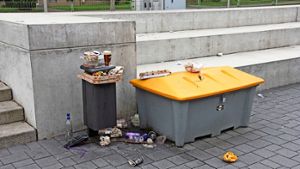 Ein alltägliches Bild auf dem Hans-Scharoun-Platz: Der Mülleimer ist voll, leere Verpackungen und Flaschen werden dort trotzdem deponiert. Foto: Bernd Zeyer