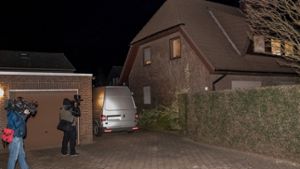 Kameramänner stehen am frühen Montagmorgen vor einem Einfamilienhaus in Laatzen bei Hannover. Nach bisherigem Ermittlungsstand wurde in dem Haus eine männliche Leiche gefunden. Foto: dpa