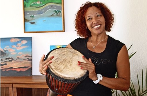 Die selbst gemalten Bilder von Luisa Geronimo-Koch erinnern an die Landschaft der Dominikanischen Republik, die Tambol-Trommel sorgt für den Rhythmus des typischen Tanzes Merengue Foto: Sabine Schwieder