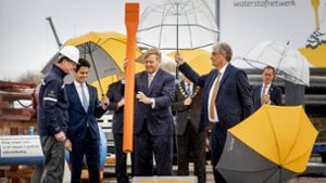 Der niederländische König Willem-Alexander schiebt symbolisch die erste Röhre des neuen Pipeline-Systems im Rotterdamer Hafen in die Erde. Foto: imago//Koen van Weel
