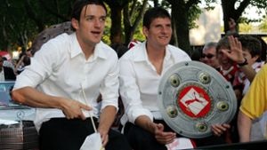 Wiedervereinigung: Christian Gentner (links) und Mario Gomez, hier nach dem Gewinn des Meistertitels 2007, spielen künftig wieder Seite an Seite in Stuttgart. Foto: Baumann