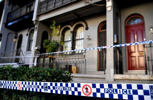 Ermittler durchsuchen am 4.8.2017 ein Anwesen im Stadtteil Surry Hills in Sydney aufgrund eines Terrorismus-Verdachts. Zwei Männer sollen geplant haben, ein aus Sydney startendes Flugzeug mit einer Explosion zum Absturz zu bringen. Foto: dpa