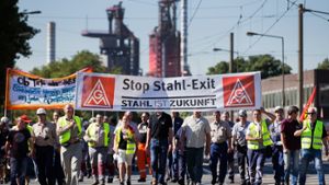 Bei einer Demonstration forderten Stahlkocher Klarheit über die Pläne des Thyssenkrupp-Vorstands. Foto: dpa