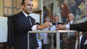 Der französische Staatspräsident Emmanuel Macron in seinem Wahllokal Foto: AFP