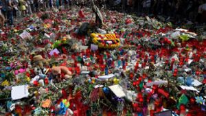 Ein Meer von Blumen und Kerzen erinnert an die Opfer der Anschläge. Foto: AFP