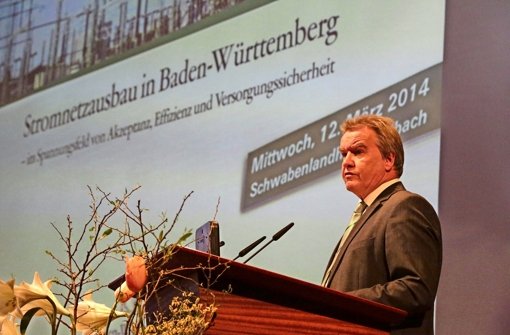 Umweltminister Franz Untersteller hält am Netzausbau fest. Foto: Patricia Sigerist