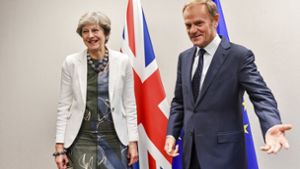 Die britische Premierministerin Theresa May und EU-Ratspräsident Donald Tusk stehen am 20.10.2017 in Brüssel (Belgien) bei einem Treffen im Rahmen des EU-Gipfels nebeneinander. Foto: AP