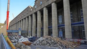 Die Trümmer von der abgebrochenen Fassade am Bonatzbau werden beseitigt. Foto: Andreas Rosar Fotoagentur-Stuttgart
